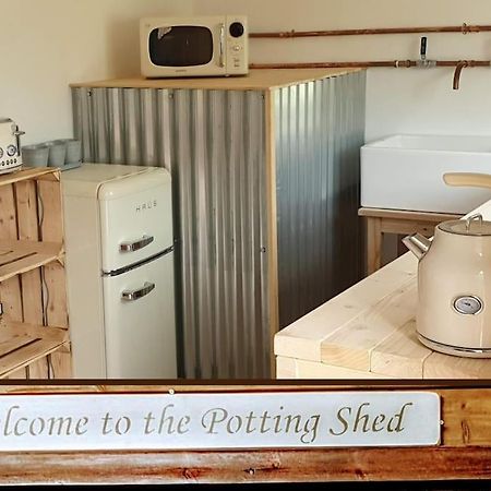 The Potting Shed Near Tenby, 100" Projector, Four Poster Bed, On-Site Hot Tub Access Via Spa Pack, Breakfast エクステリア 写真