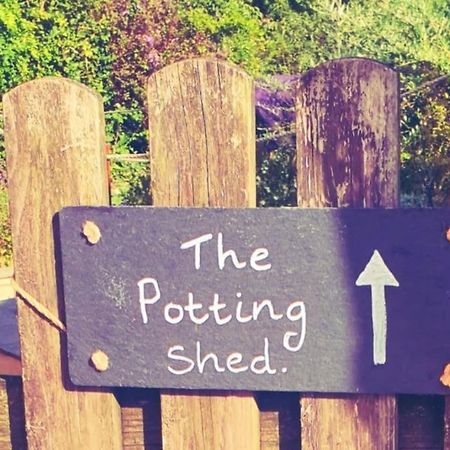 The Potting Shed Near Tenby, 100" Projector, Four Poster Bed, On-Site Hot Tub Access Via Spa Pack, Breakfast エクステリア 写真