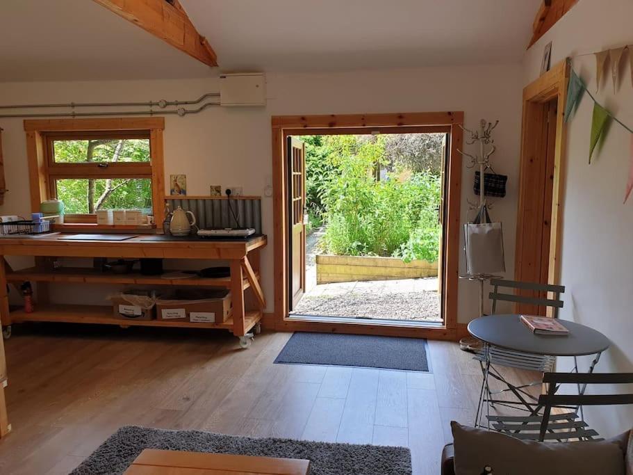 The Potting Shed Near Tenby, 100" Projector, Four Poster Bed, On-Site Hot Tub Access Via Spa Pack, Breakfast エクステリア 写真