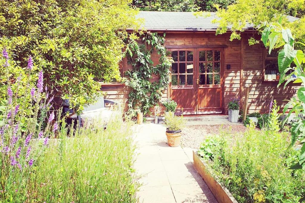 The Potting Shed Near Tenby, 100" Projector, Four Poster Bed, On-Site Hot Tub Access Via Spa Pack, Breakfast エクステリア 写真