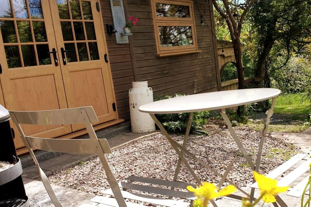 The Potting Shed Near Tenby, 100" Projector, Four Poster Bed, On-Site Hot Tub Access Via Spa Pack, Breakfast エクステリア 写真