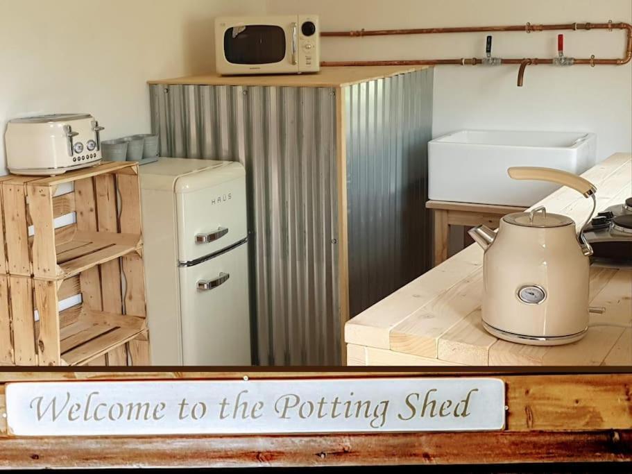 The Potting Shed Near Tenby, 100" Projector, Four Poster Bed, On-Site Hot Tub Access Via Spa Pack, Breakfast エクステリア 写真