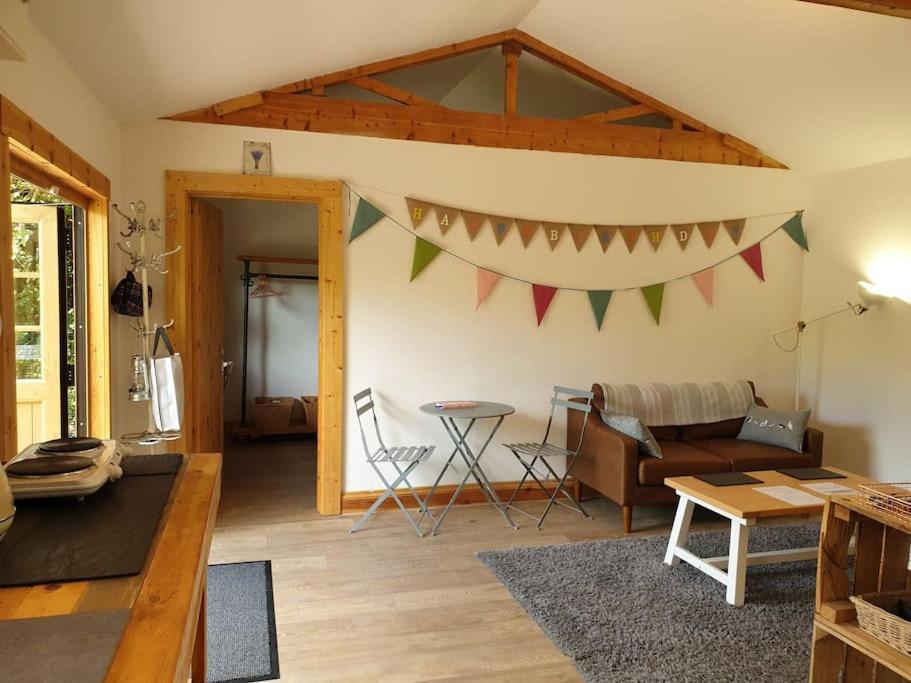 The Potting Shed Near Tenby, 100" Projector, Four Poster Bed, On-Site Hot Tub Access Via Spa Pack, Breakfast エクステリア 写真