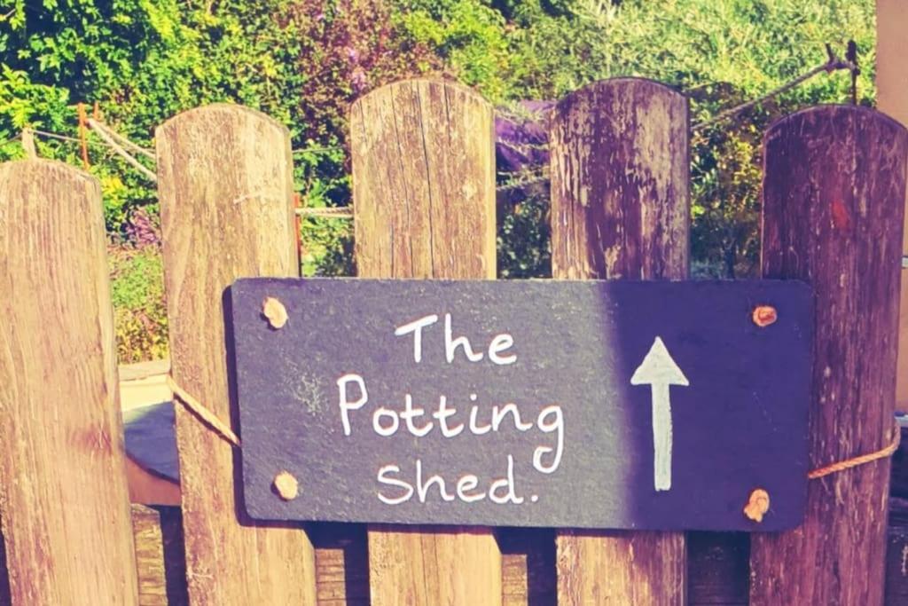 The Potting Shed Near Tenby, 100" Projector, Four Poster Bed, On-Site Hot Tub Access Via Spa Pack, Breakfast エクステリア 写真