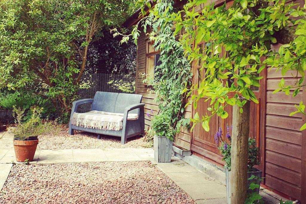The Potting Shed Near Tenby, 100" Projector, Four Poster Bed, On-Site Hot Tub Access Via Spa Pack, Breakfast エクステリア 写真