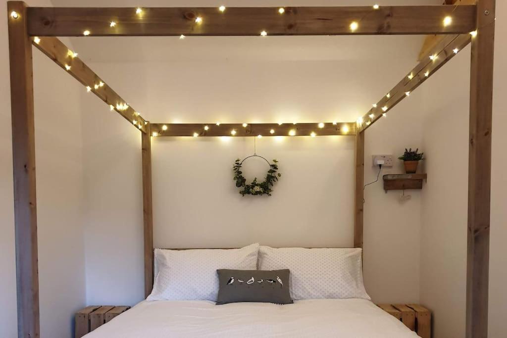 The Potting Shed Near Tenby, 100" Projector, Four Poster Bed, On-Site Hot Tub Access Via Spa Pack, Breakfast エクステリア 写真