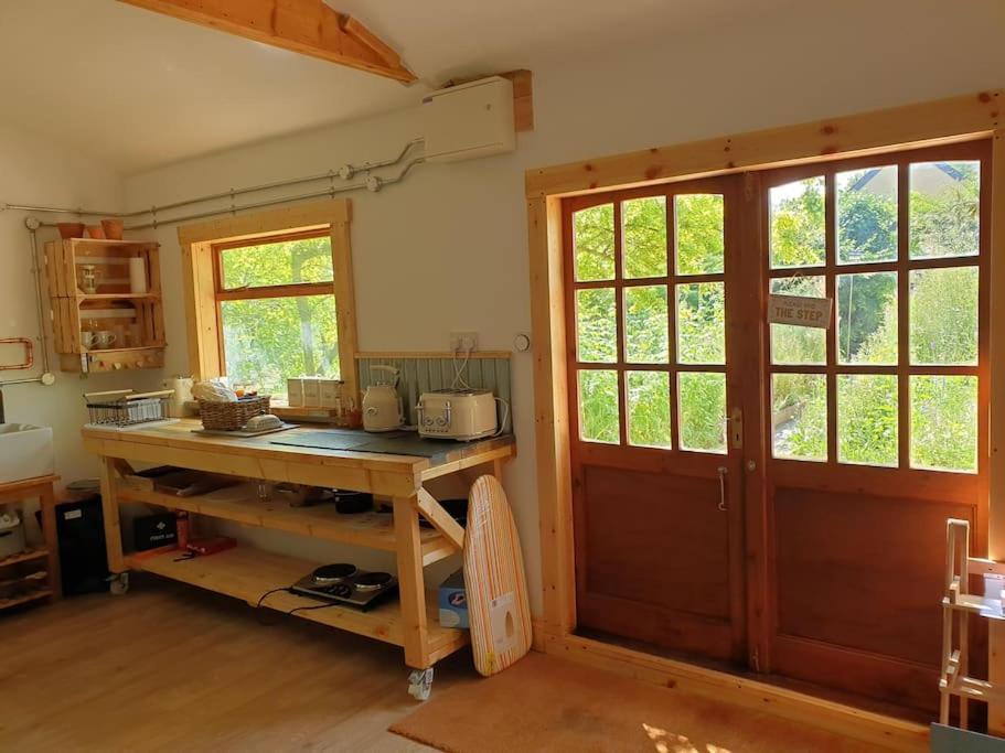 The Potting Shed Near Tenby, 100" Projector, Four Poster Bed, On-Site Hot Tub Access Via Spa Pack, Breakfast エクステリア 写真