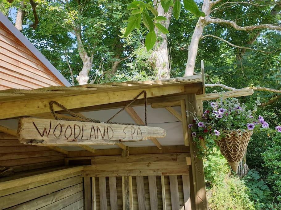 The Potting Shed Near Tenby, 100" Projector, Four Poster Bed, On-Site Hot Tub Access Via Spa Pack, Breakfast エクステリア 写真