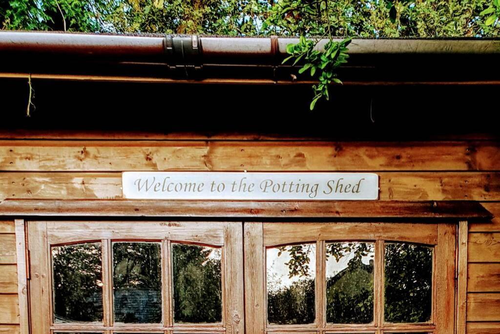 The Potting Shed Near Tenby, 100" Projector, Four Poster Bed, On-Site Hot Tub Access Via Spa Pack, Breakfast エクステリア 写真
